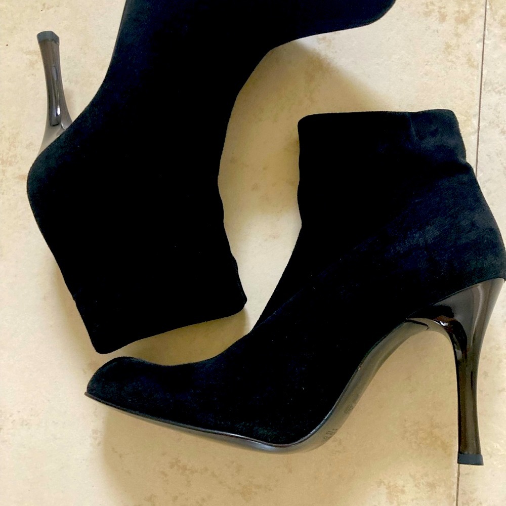 New never worn suede Bailey black booties